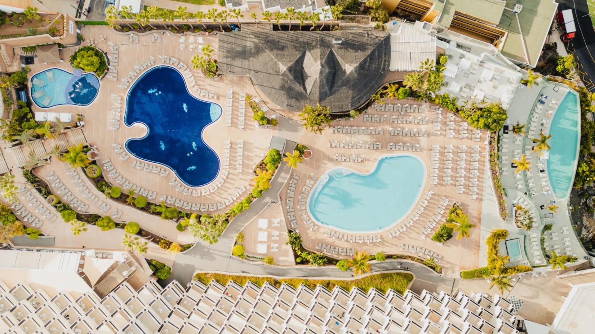 Landmar Playa La Arena viesnīcas teritorijas skats no augšas, parādot vairākus baseinus, sauļošanās terases un palmu dārzus