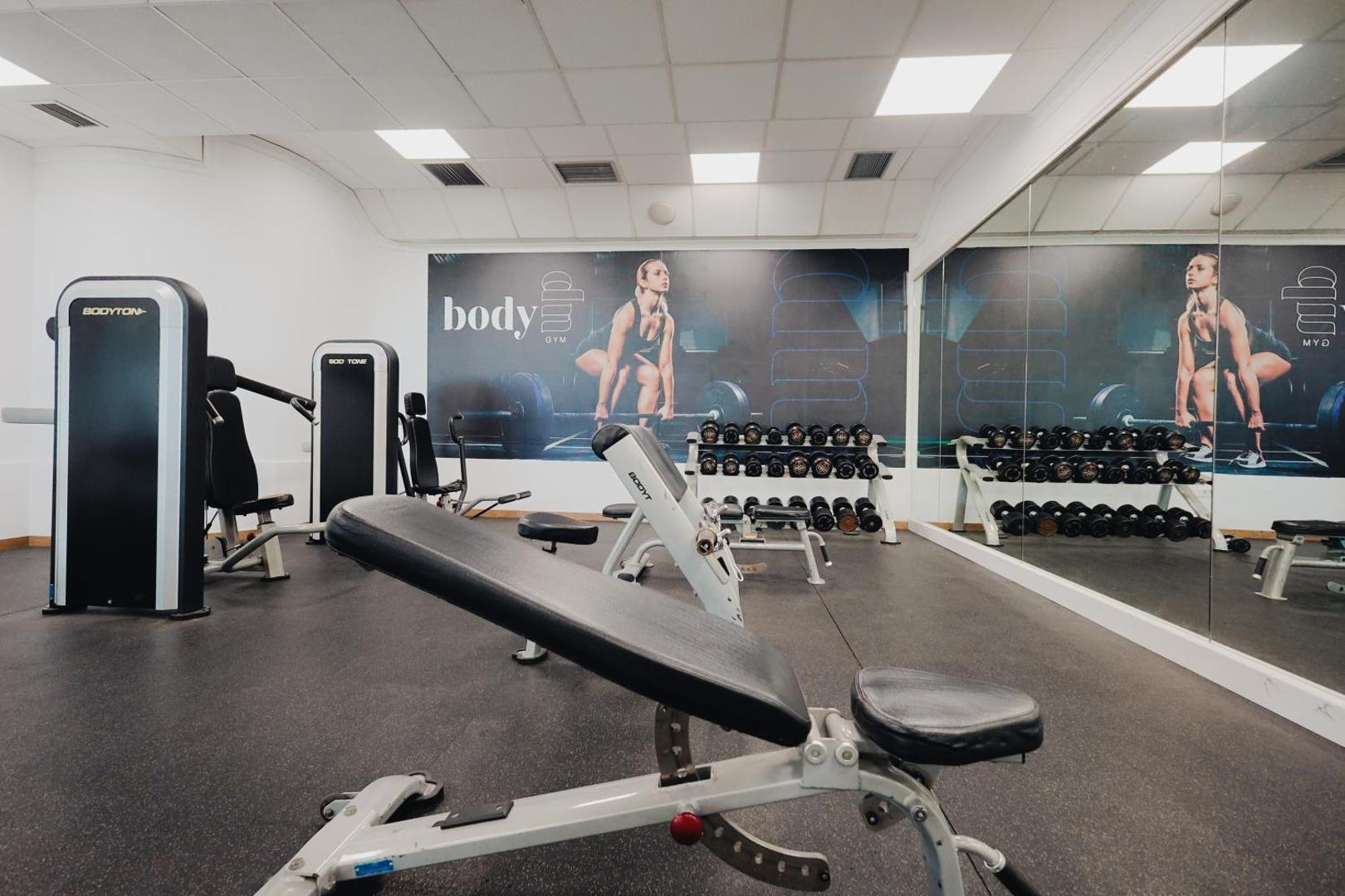 Viesnīcas Landmar Playa La Arena trenažieru zāle ar modernu fitnesa aprīkojumu, svariem un spoguļu sienu sportiskām aktivitātēm.