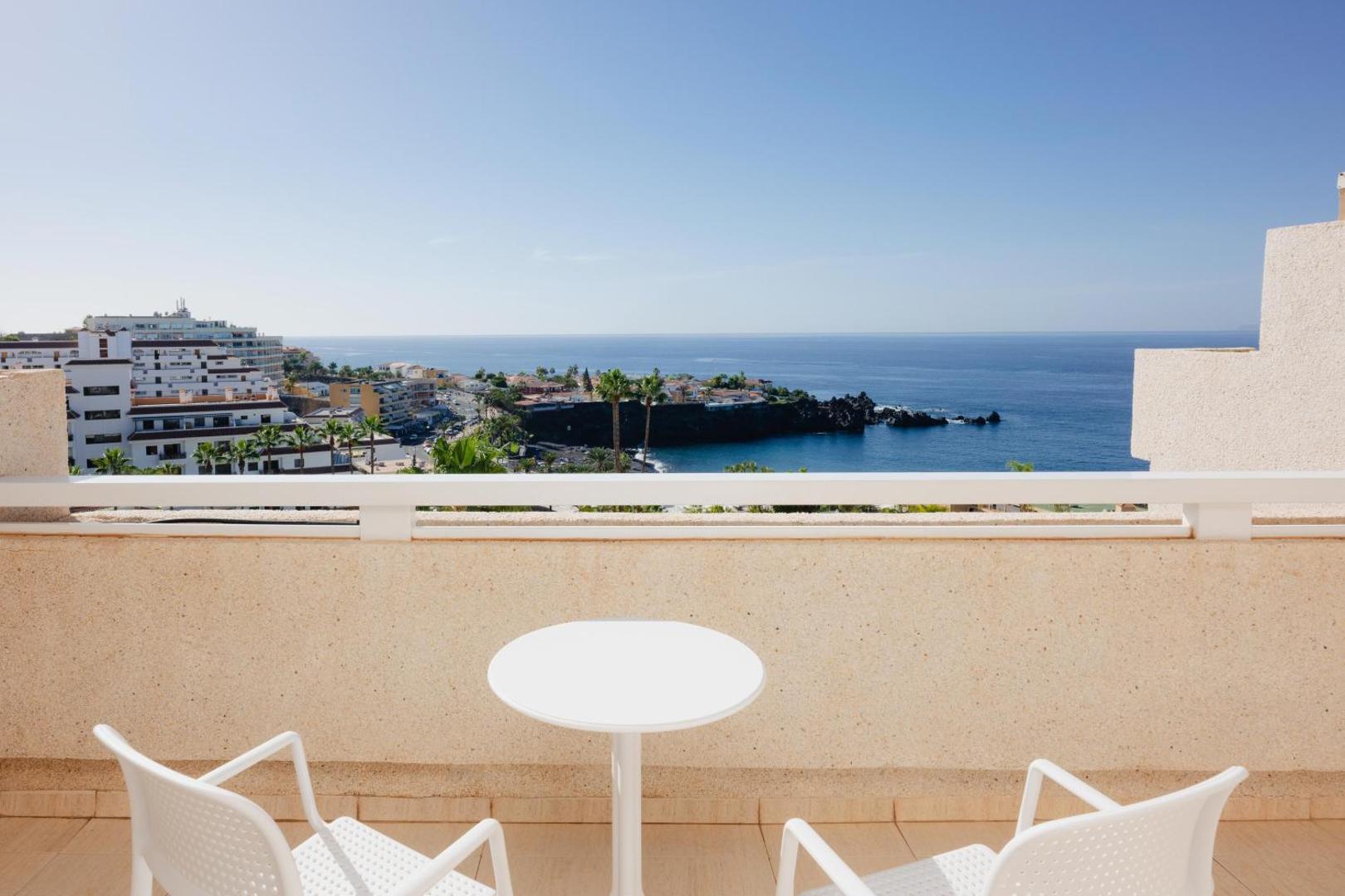 Skats no Landmar Playa La Arena balkona uz Atlantijas okeānu un piekrastes pilsētu Tenerifes dienvidrietumos