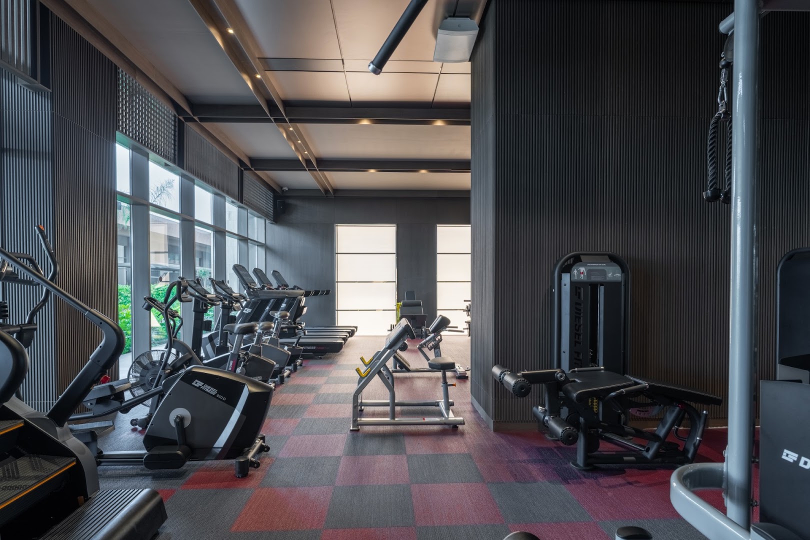 Lusso Sorgun viesnīcas mūsdienīgs fitness centrs ar kardio trenažieriem un spēka zonu Sorgunā, Turcijā — plaša telpa ar panorāmas logiem