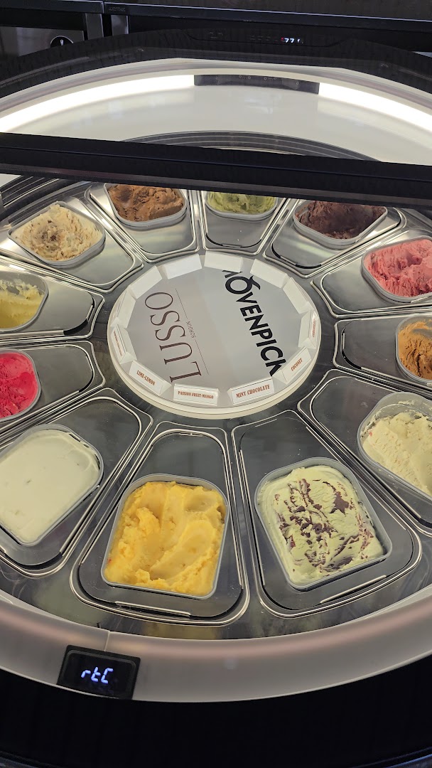 Lusso Sorgun saldējuma vitrīna ar daudzveidīgu Mövenpick saldējuma izvēli un dažādām garšām