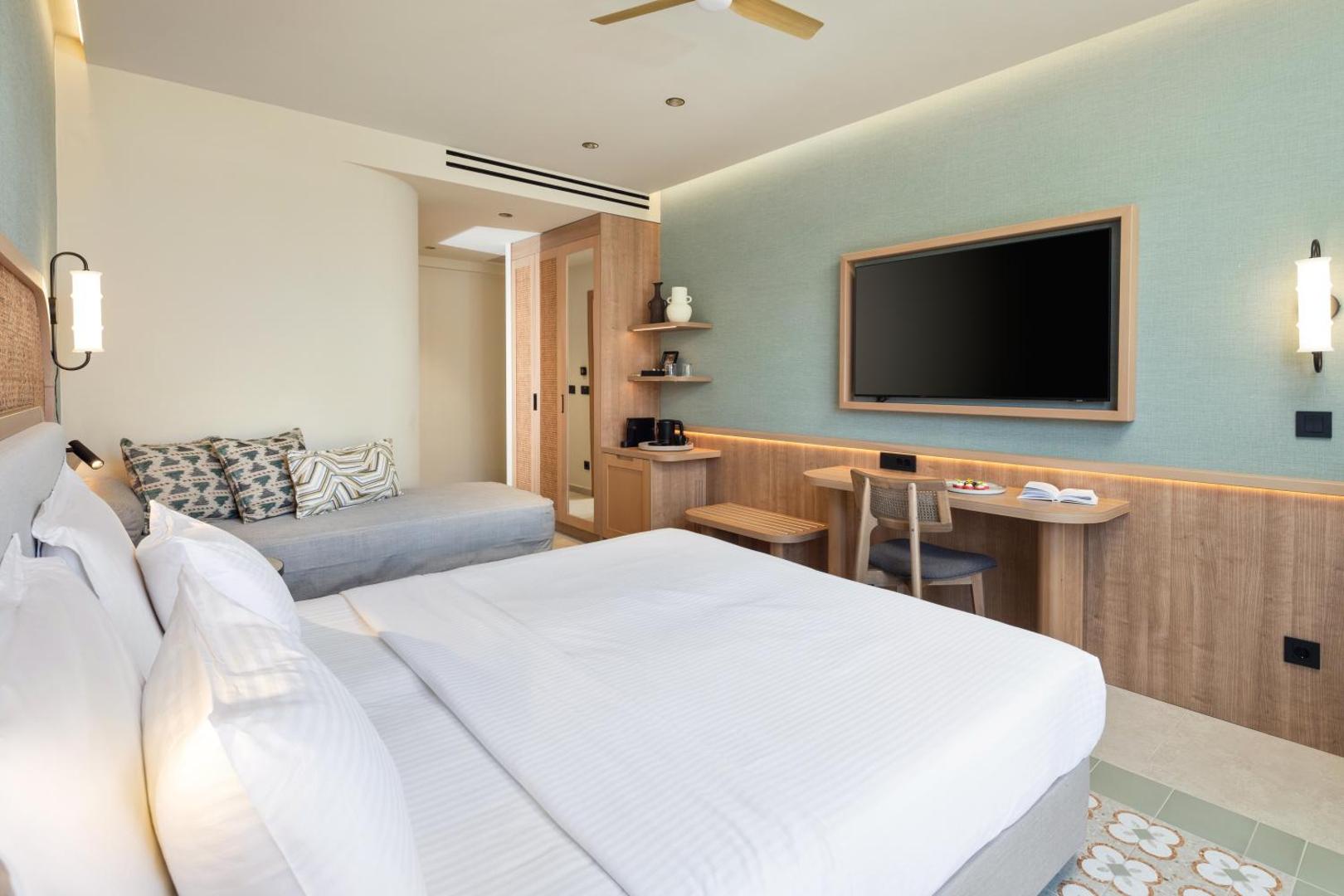 Sentido Apollo Palace plašs divvietīgs numurs ar papildu gultu, darba zonu un modernu sienas televizoru Korfu