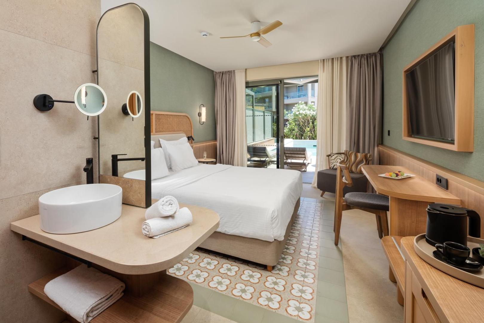 Sentido Apollo Palace moderns numurs ar atvērtā plānojuma vannasistabu, gaišu interjeru un skatu uz baseina zonu