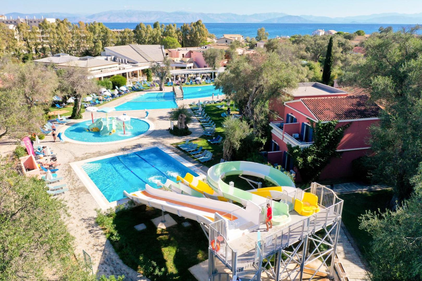 Sentido Apollo Palace akvaparks ar ūdens slidkalniņiem un bērnu baseiniem Korfu — skats uz jūru un apkārtējo zaļo zonu