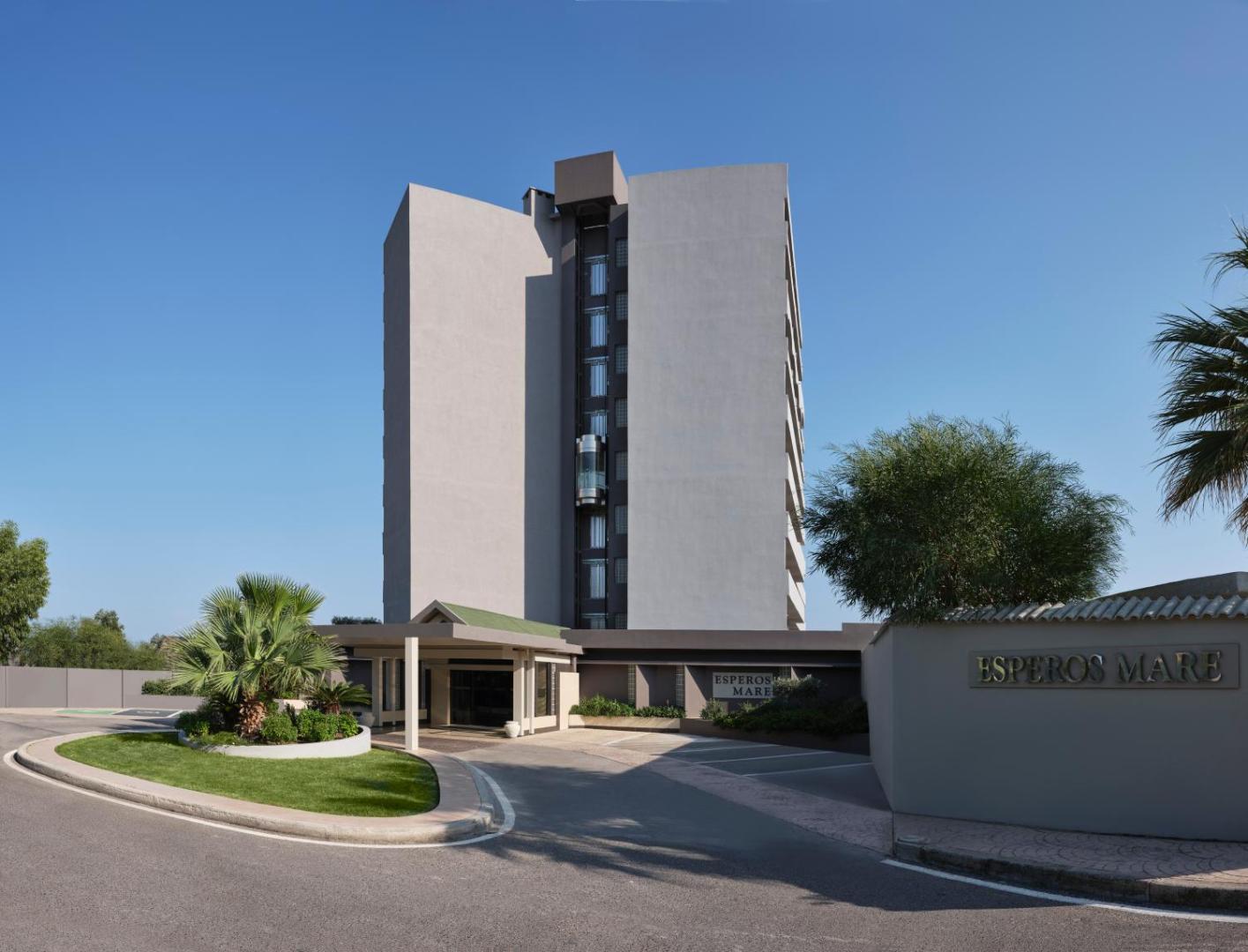 Esperos Mare Resort & Spa galvenā ieeja ar viesnīcas nosaukumu uz sienas.