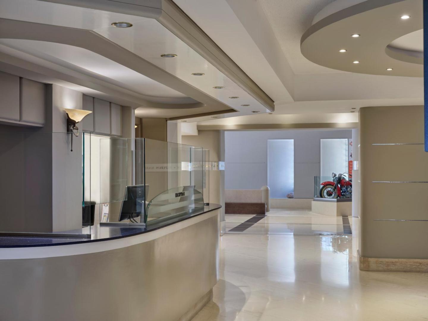 Gaiša un moderna viesnīcas recepcijas zona ar minimālistisku dizainu.