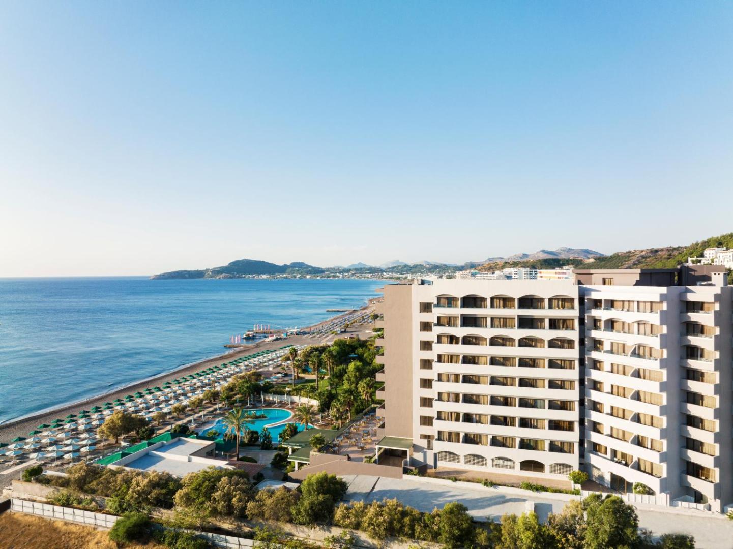 Aerofoto ar Esperos Mare Resort & Spa ēku tieši pie zilās jūras un pludmales.