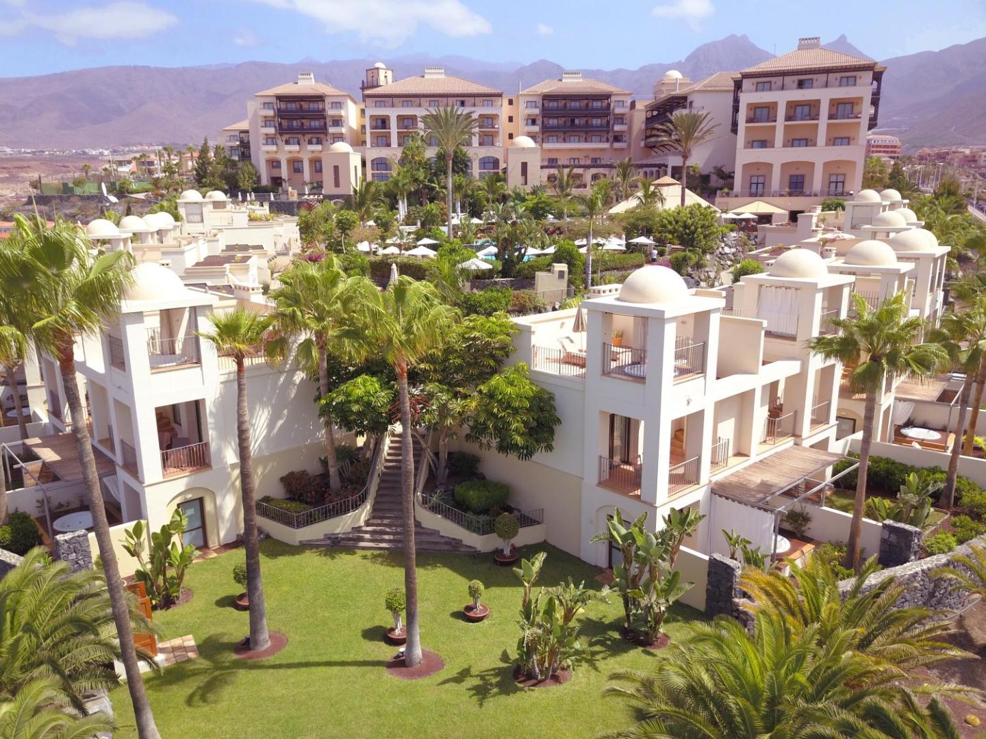 Vincci Selección La Plantación del Sur teritorija ar bungalo tipa numuriem, koptu zālienu un kalniem fonā Tenerifes dienvidos