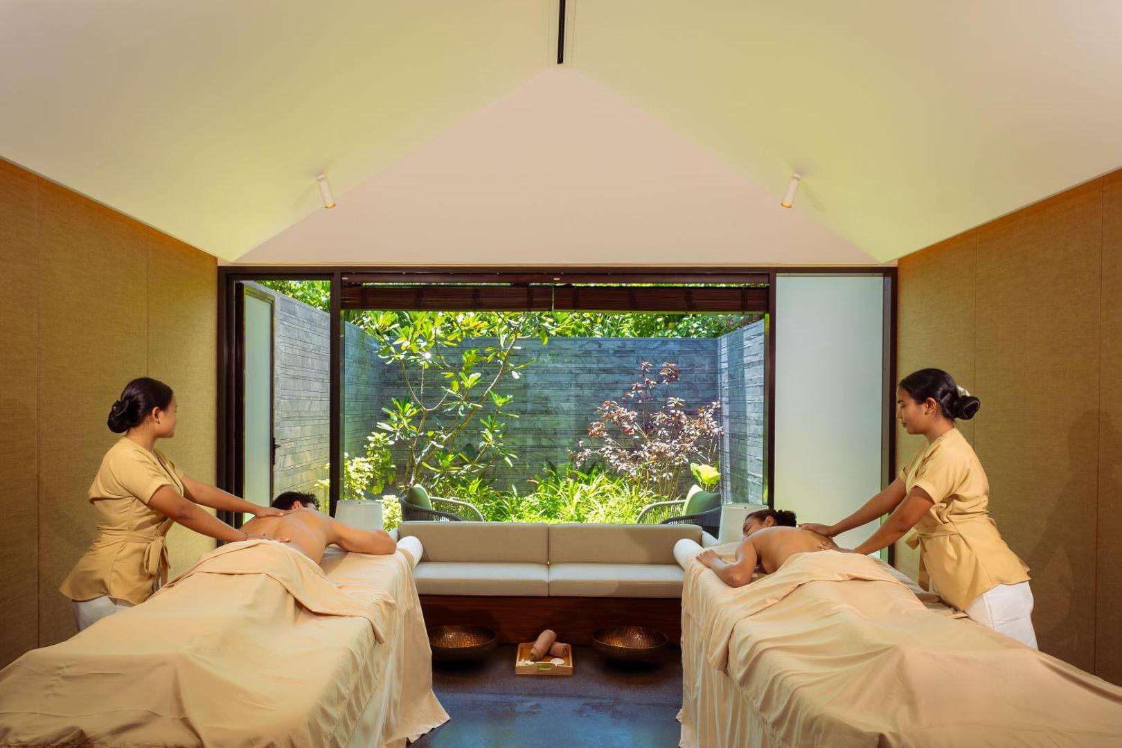Raaya by Atmosphere spa procedūru numurs ar skatu uz tropu dārzu — divi terapeiti veic masāžu pārim