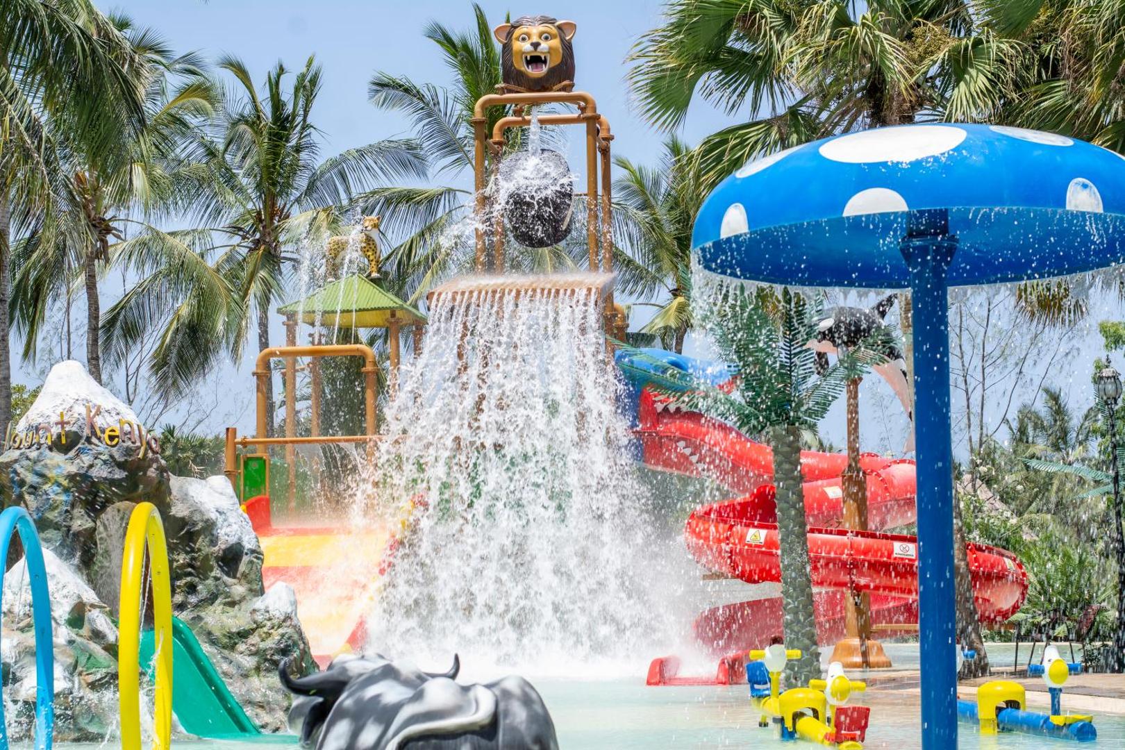 Tuvplāns PrideInn Paradise Beach Resort & Spa Mombasa ūdens atrakcijai ar lielu ūdens spaini un krāsainiem slidkalniņiem bērnu baseinā