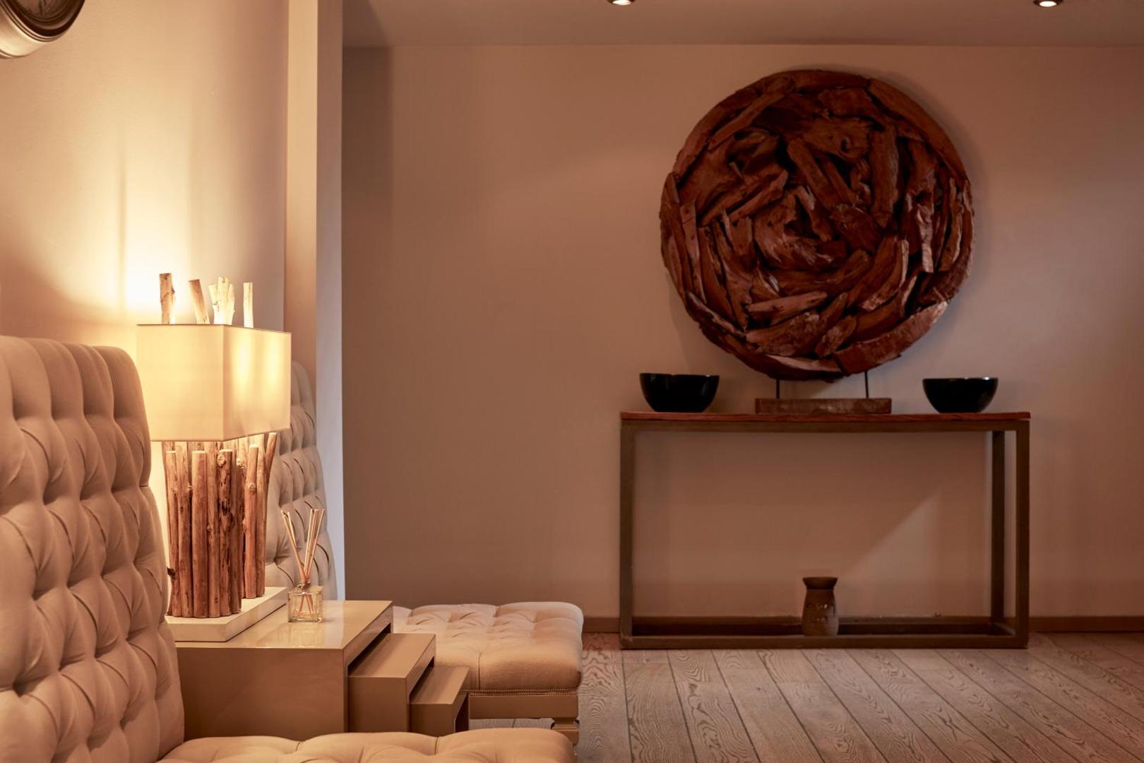 Atlantica Grand Mediterraneo Resort elegants lobby interjers ar koka dekorācijām, mīkstajiem krēsliem un siltu apgaismojumu