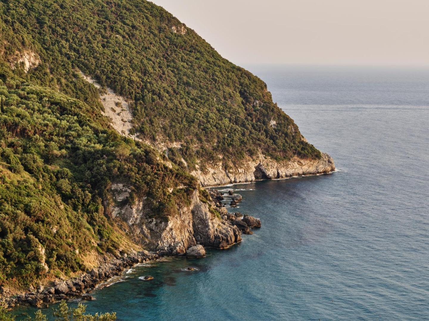 Atlantica Grand Mediterraneo Resort piekrastes klintis un mežiem klātie kalni pie Jonijas jūras Korfu rietumu krastā