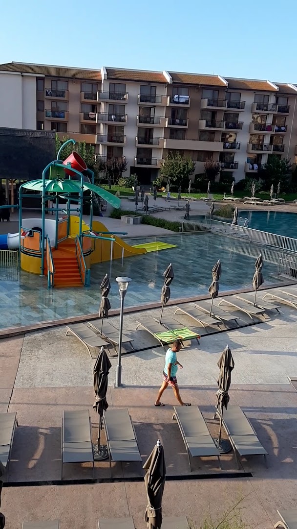 HVD Club Hotel Miramar viesnīcas ēka ar balkoniem, sauļošanās krēsliem un bērnu ūdens parku Obzorā