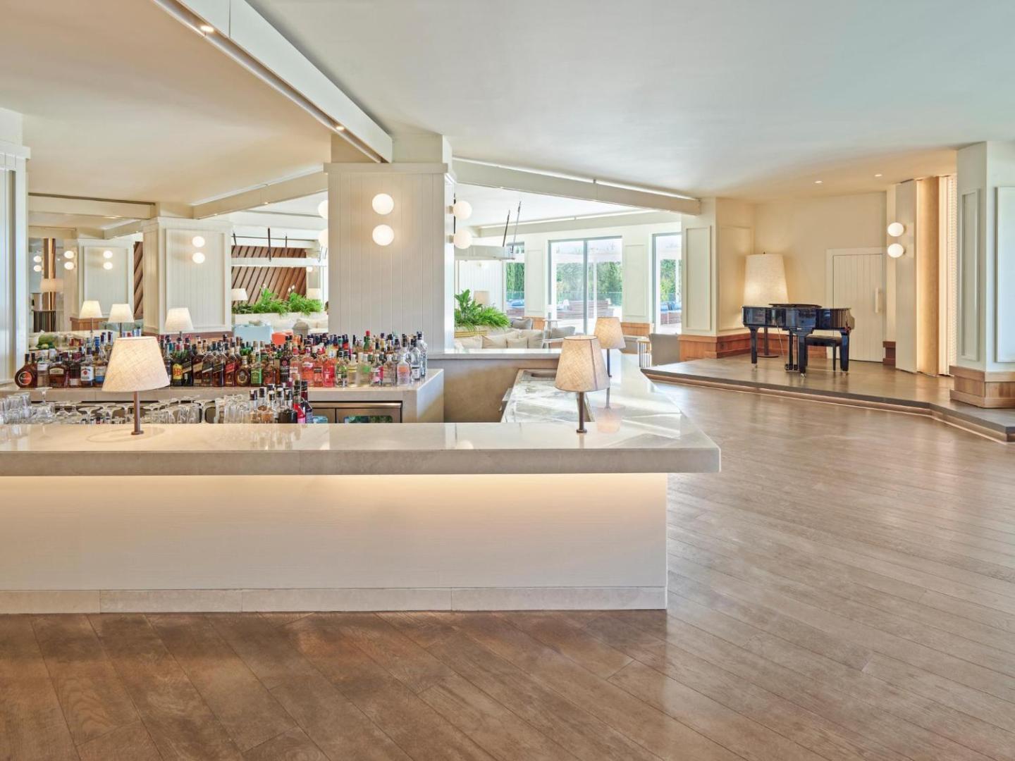 Elegants Voyage Sorgun viesnīcas lobby bārs ar gaišu interjeru, klavierēm un plašu dzērienu izvēli atpūtas zonā