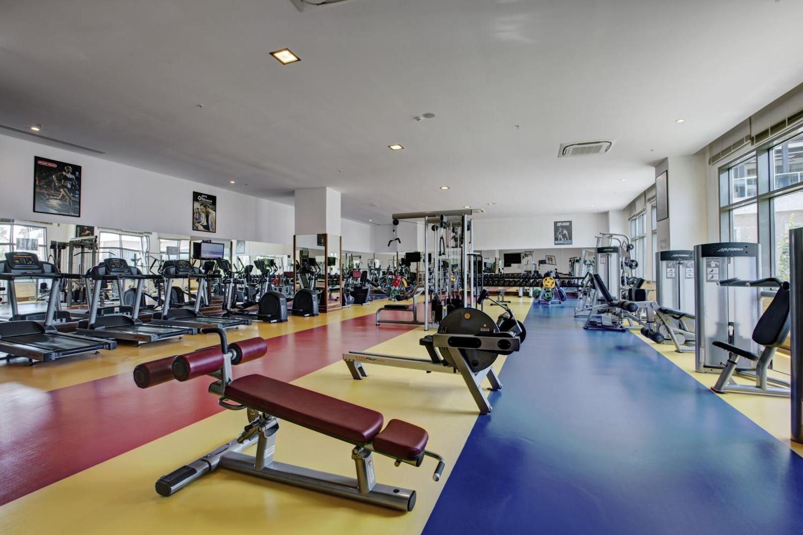 TUI Magic Life Jacaranda plašā fitness zāle ar mūsdienīgiem kardio trenažieriem un brīvajiem svariem Antaljas reģionā, Turcijā