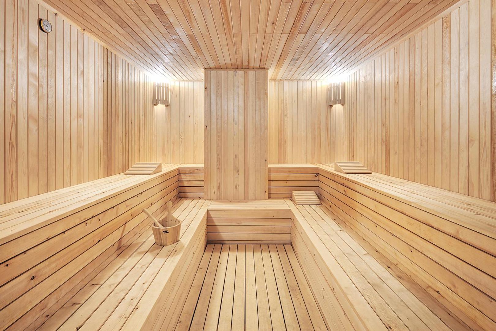 TUI Magic Life Jacaranda spa centra koka sauna ar vairākiem līmeņiem un siltu apgaismojumu relaksācijai