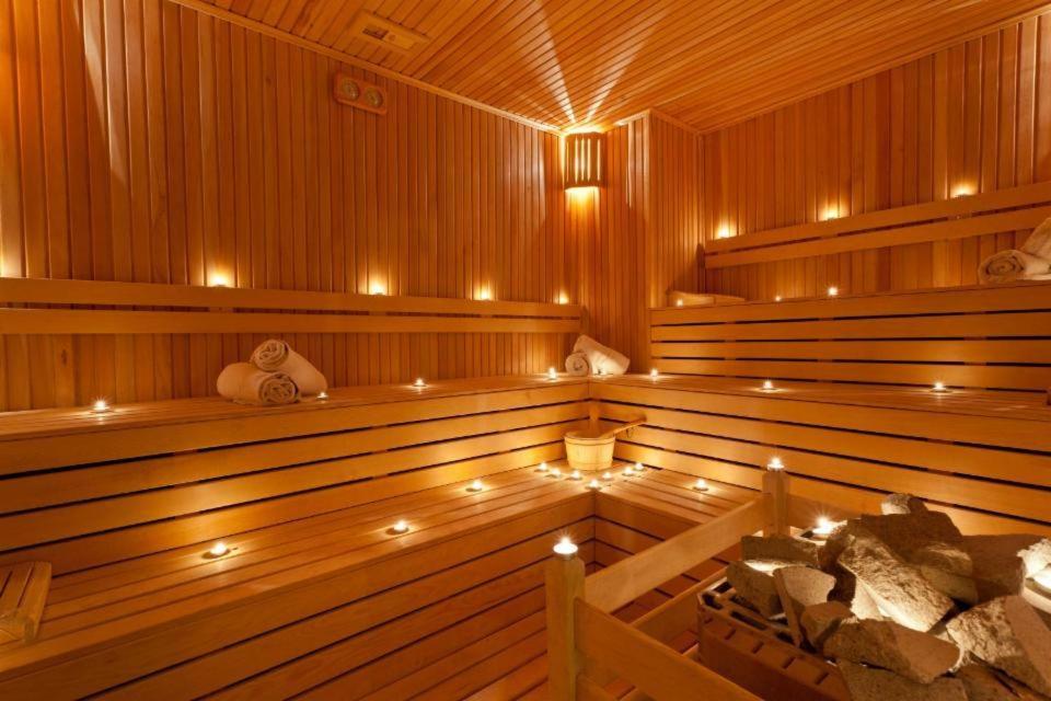 Greenwood Kemer Resort spa centra koka sauna ar sveču apgaismojumu un akmeņu krāsni relaksējošai atpūtai kūrortā