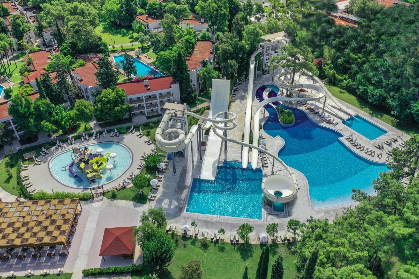 Sherwood Exclusive Kemer akvaparks no putna lidojuma ar vairākiem baseiniem un dažādas sarežģītības pakāpes ūdens slidkalniņiem