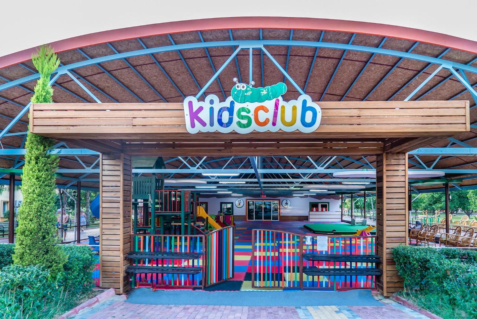 Lonicera Resort & Spa bērnu klubs 'Kidsclub' ar krāsainu rotaļu laukumu zem jumta un drošības žogu