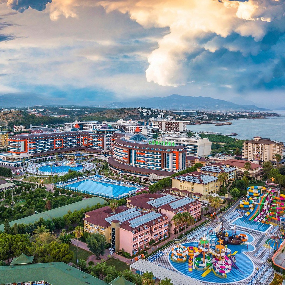 Lonicera Resort & Spa plašā teritorija ar akvaparku, bērnu ūdens pilsētiņu un viesnīcas ēkām uz kalnu fona