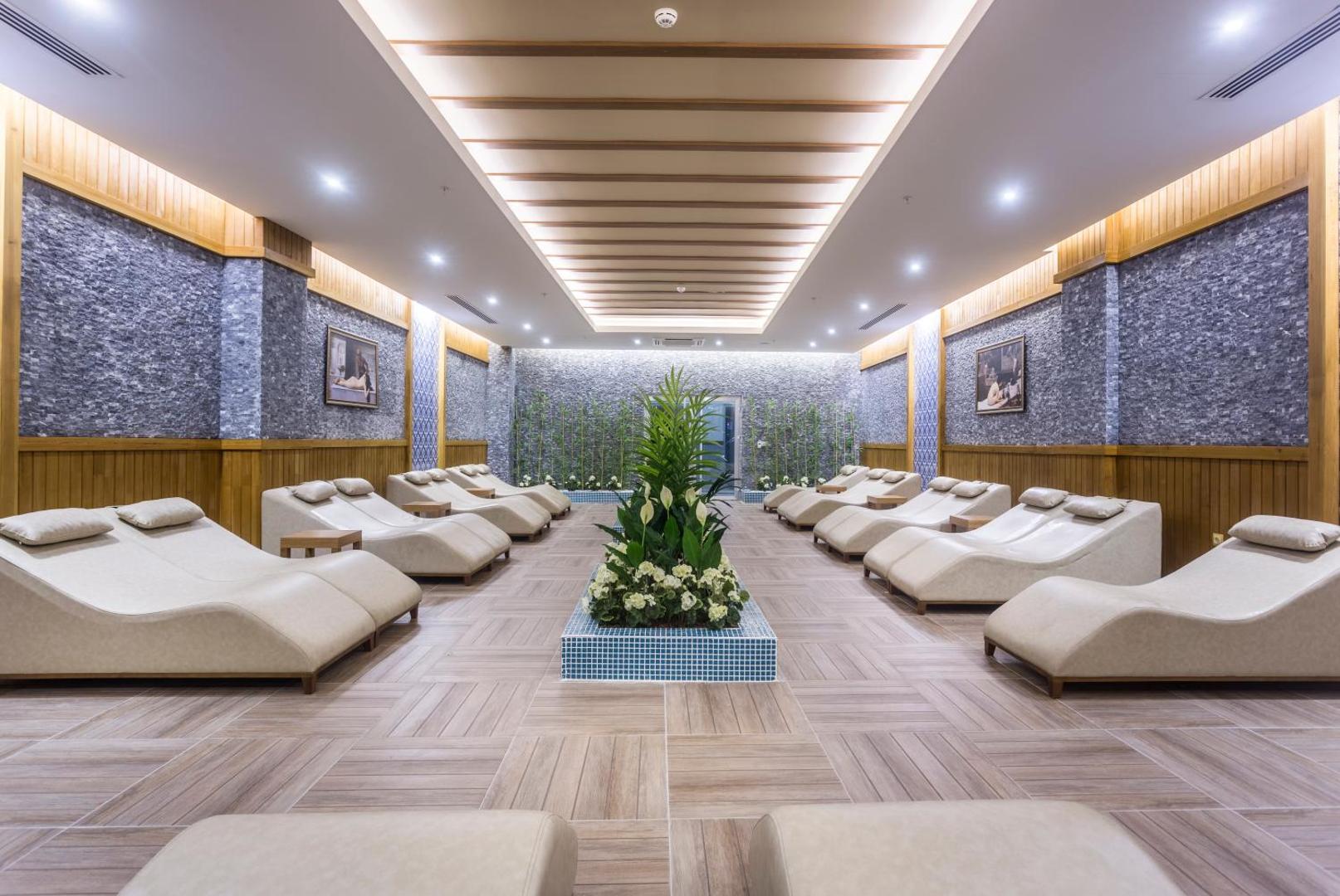 Lonicera Resort & Spa Hotel relaksācijas telpa spa centrā ar ergonomiskiem zviļņiem, akmens sienu apdari un mierīgu apgaismojumu