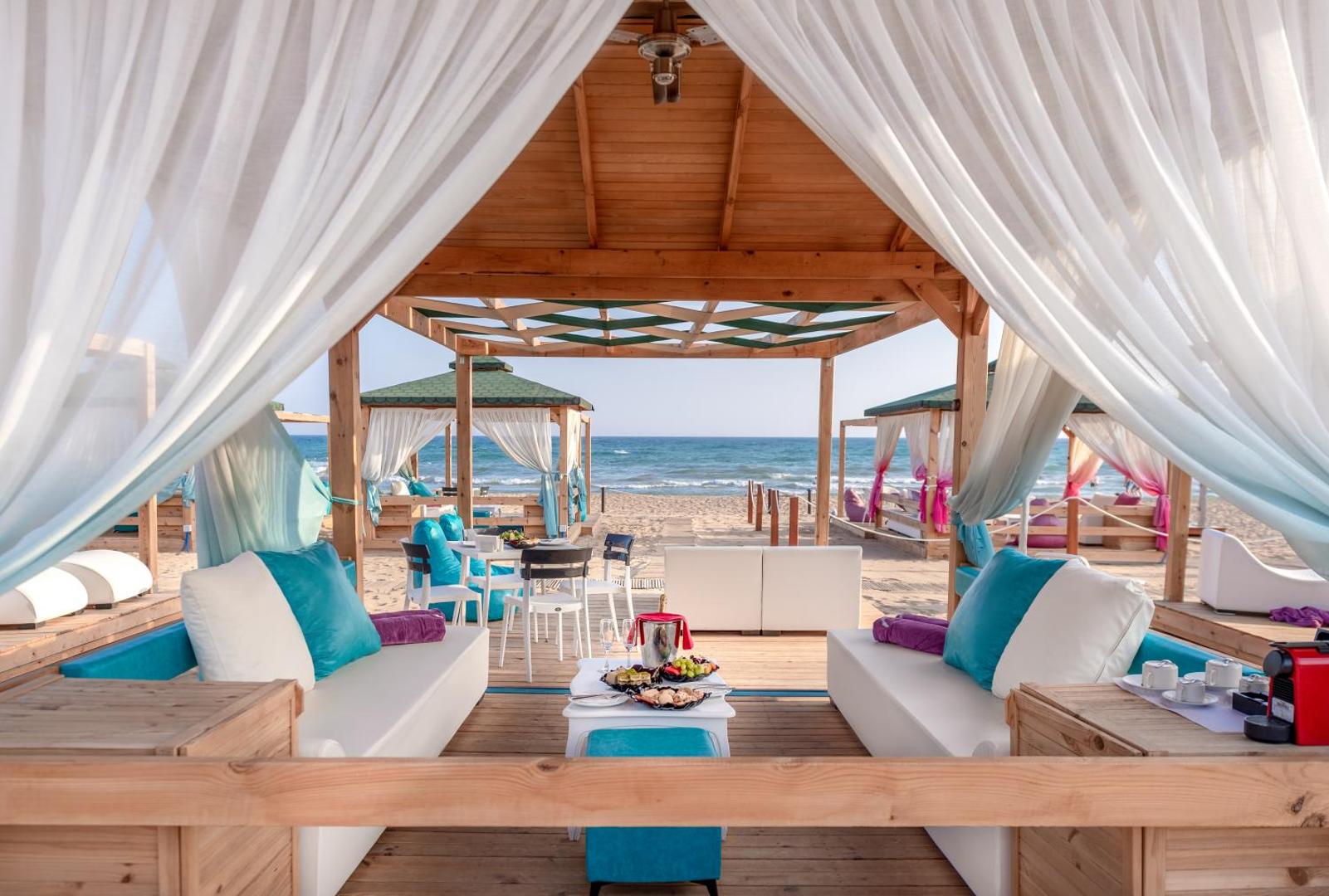 Sentido Kamelya Selin Luxury Resort & SPA privātā pludmales nojume ar dīvāniem, galdiņu un skatu uz Vidusjūru Sidē, Turcijā