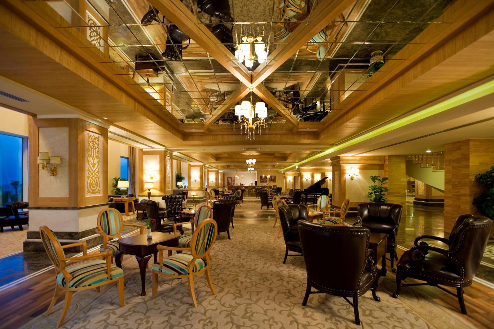Sentido Kamelya Selin Luxury Resort & SPA greznais lobby bārs ar klasiskām mēbelēm, lustrām un spoguļu griestiem Sidē