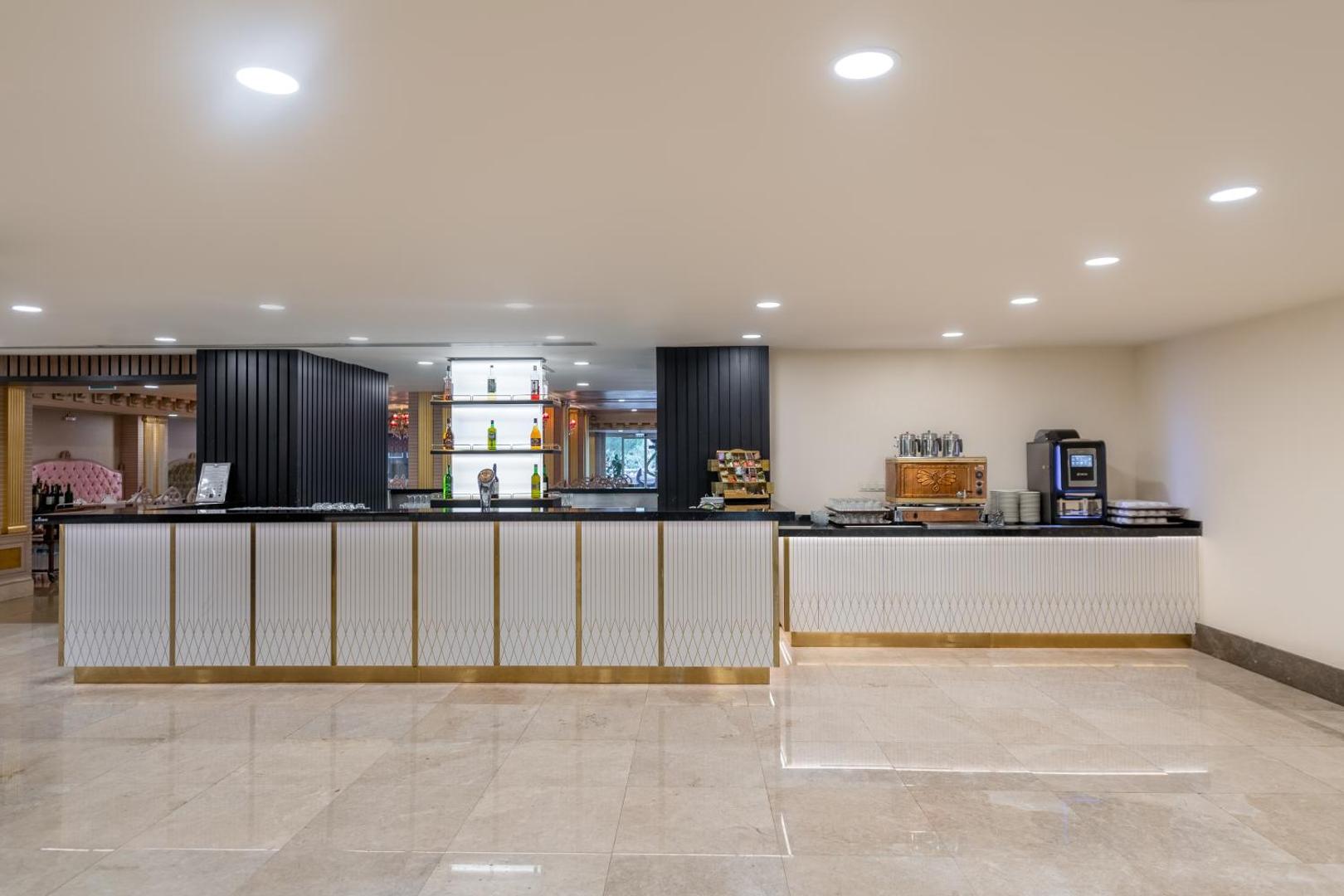 Sentido Kamelya Selin Luxury Resort & SPA lobby bārs ar gaišu leti un kafijas aparātiem Sidē, Turcijā