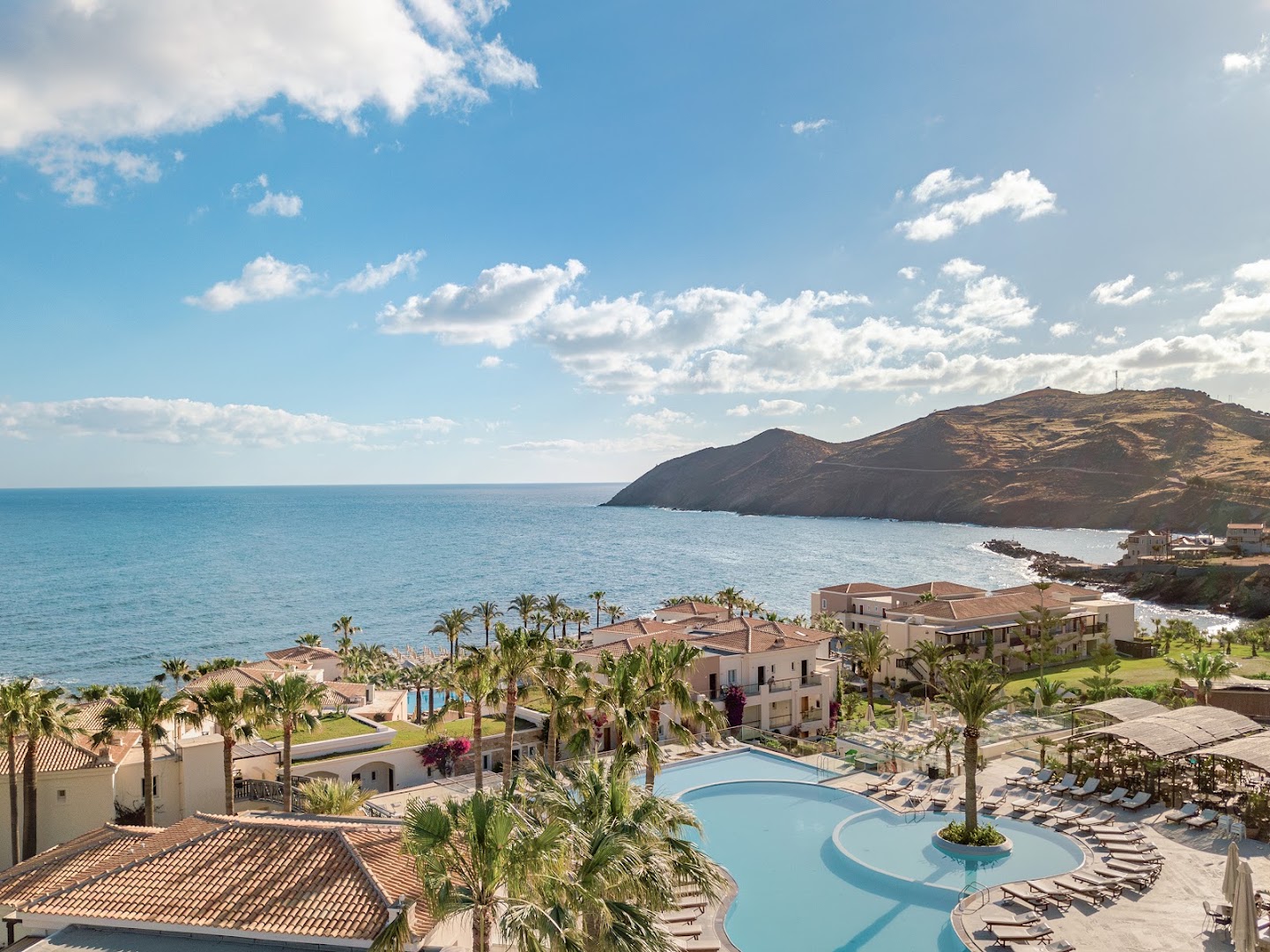 Grecotel Marine Palace & Aqua Park panorāmas skats no putna lidojuma uz viesnīcas kompleksu, baseiniem un jūras līci Krētā