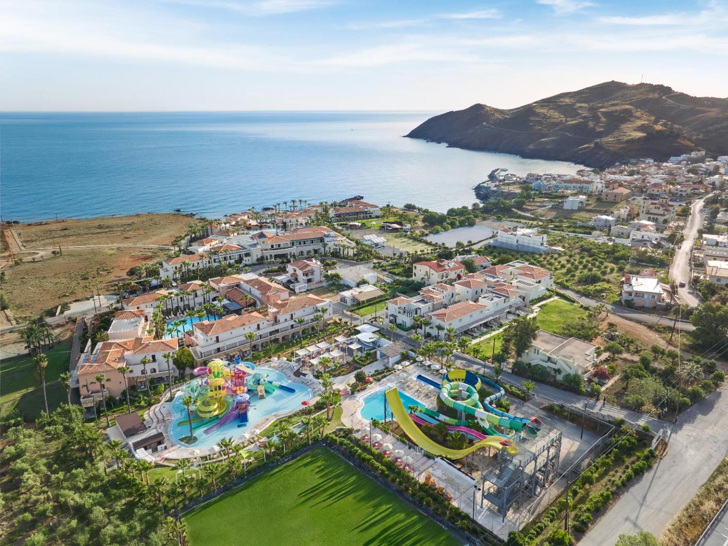 Grecotel Marine Palace & Aqua Park panorāmas skats no putna lidojuma uz akvaparku, viesnīcas kompleksu un jūras līci Krētā