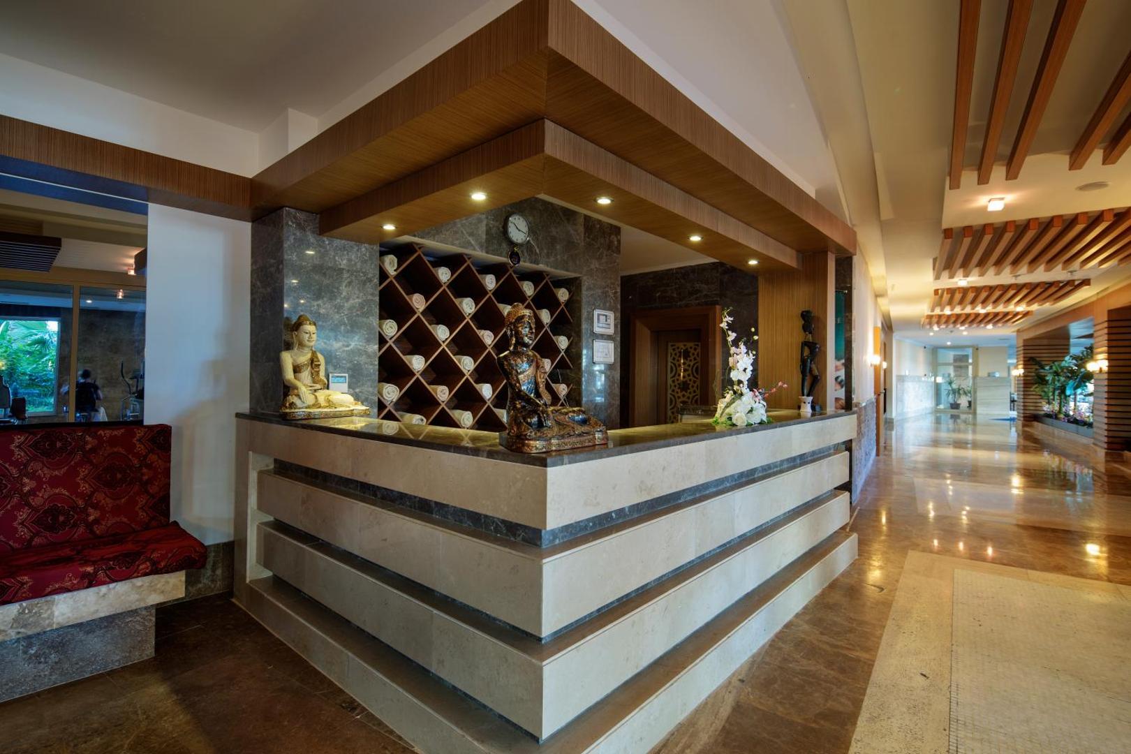 Crystal Admiral Resort Suites & Spa spa centra recepcija ar austrumnieciskiem dekoriem un akmens apdari