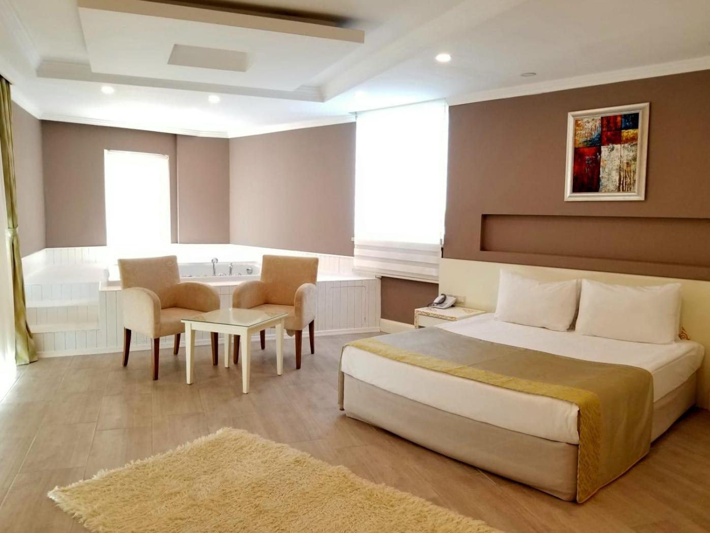 Crystal Admiral Resort Suites & Spa luksusa numurs ar džakuzi vannu istabas stūrī, atpūtas zonu un modernu dizainu