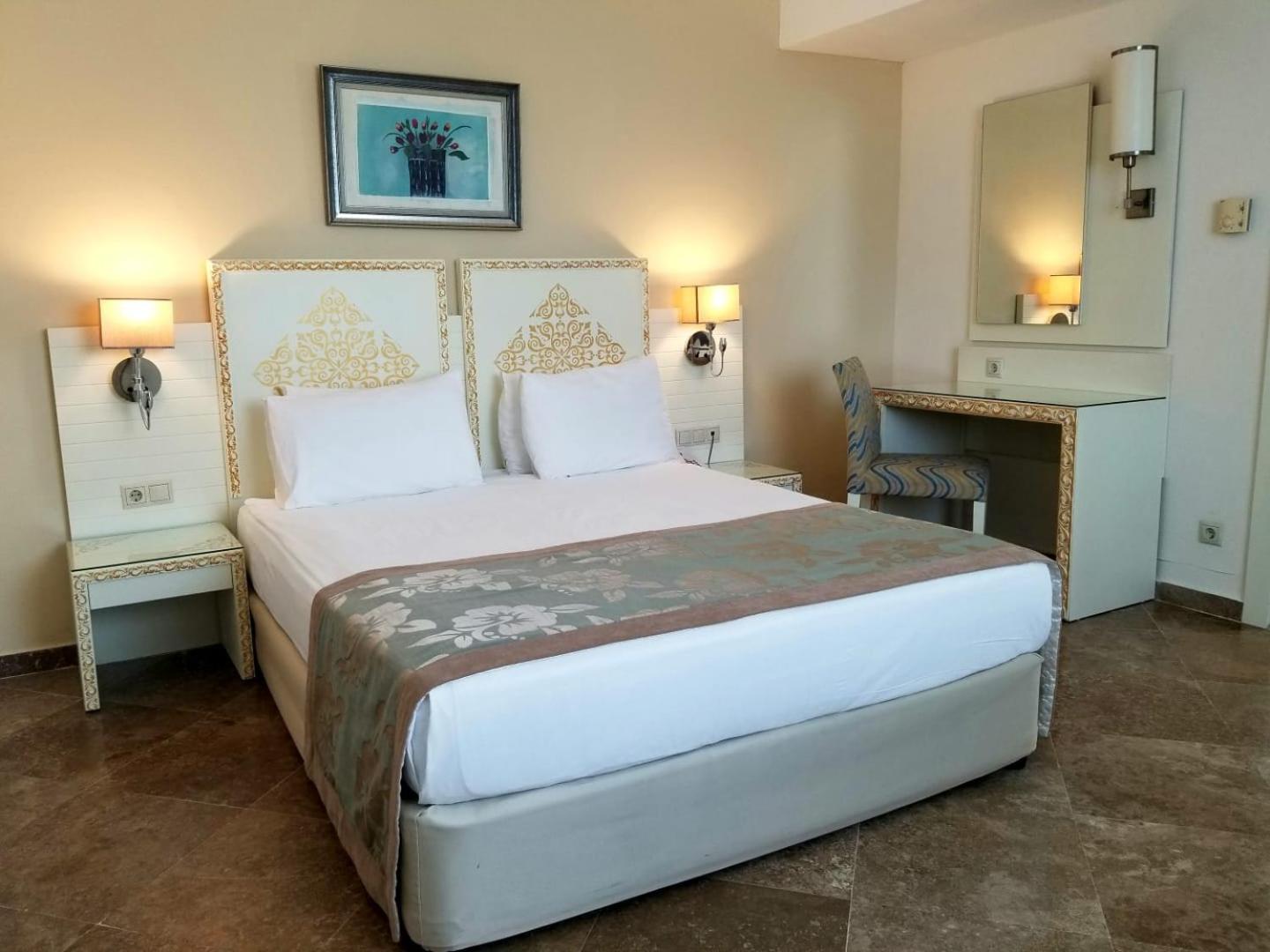 Crystal Admiral Resort Suites & Spa divvietīgs numurs ar rakstāmgaldu, lielu spoguli un flīžu grīdu