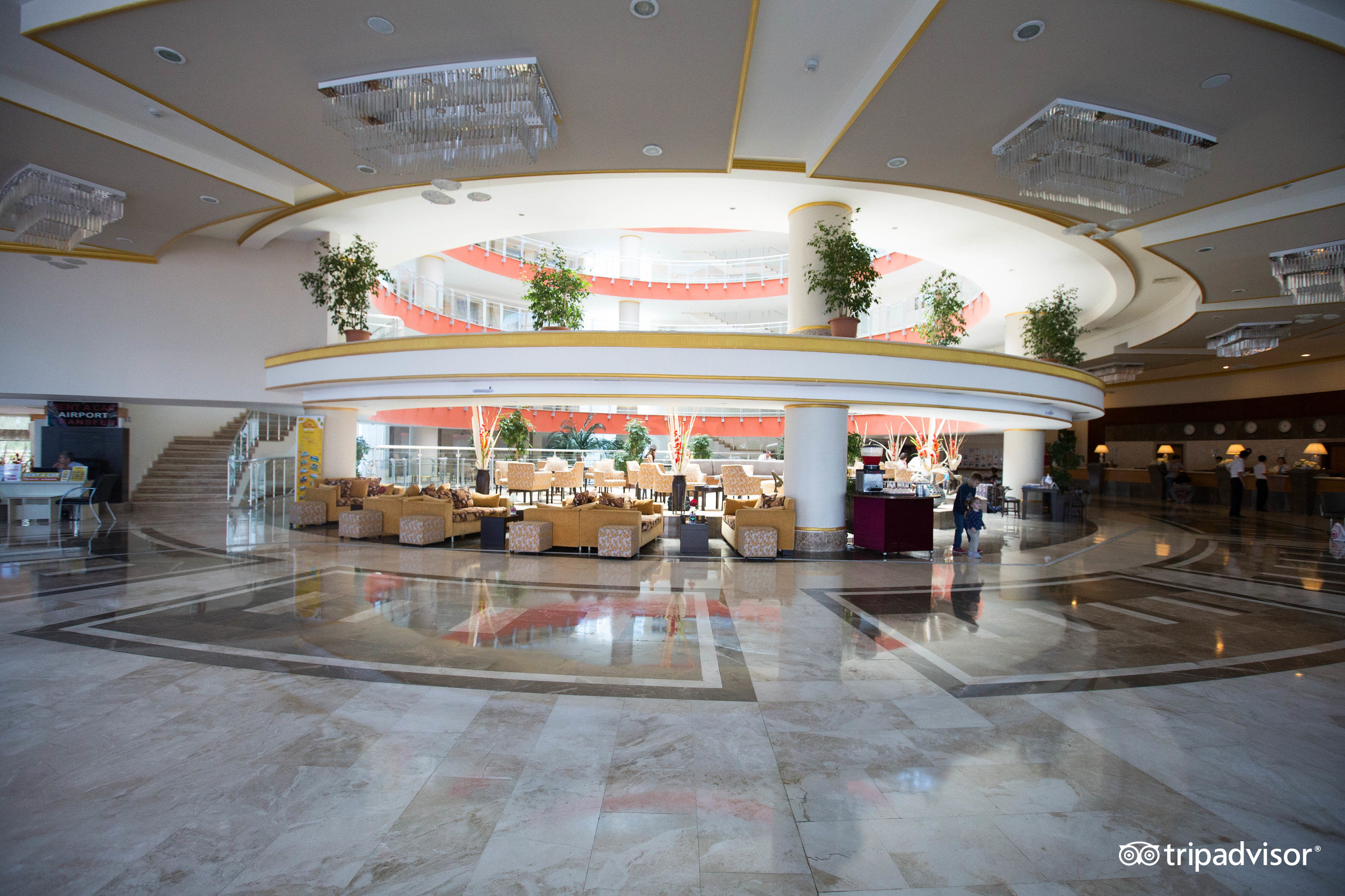 Crystal Admiral Resort Suites & Spa plašais lobby vestibils ar marmora grīdām, atpūtas zonām un dekoratīvām kolonnām