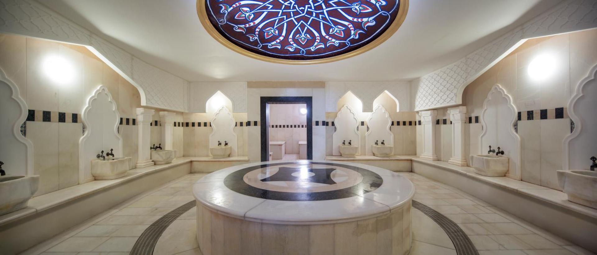 Tradicionāls turku hammam Crystal Admiral Resort Suites & Spa viesnīcā ar marmora apdari un dekoratīvu griestu kupolu