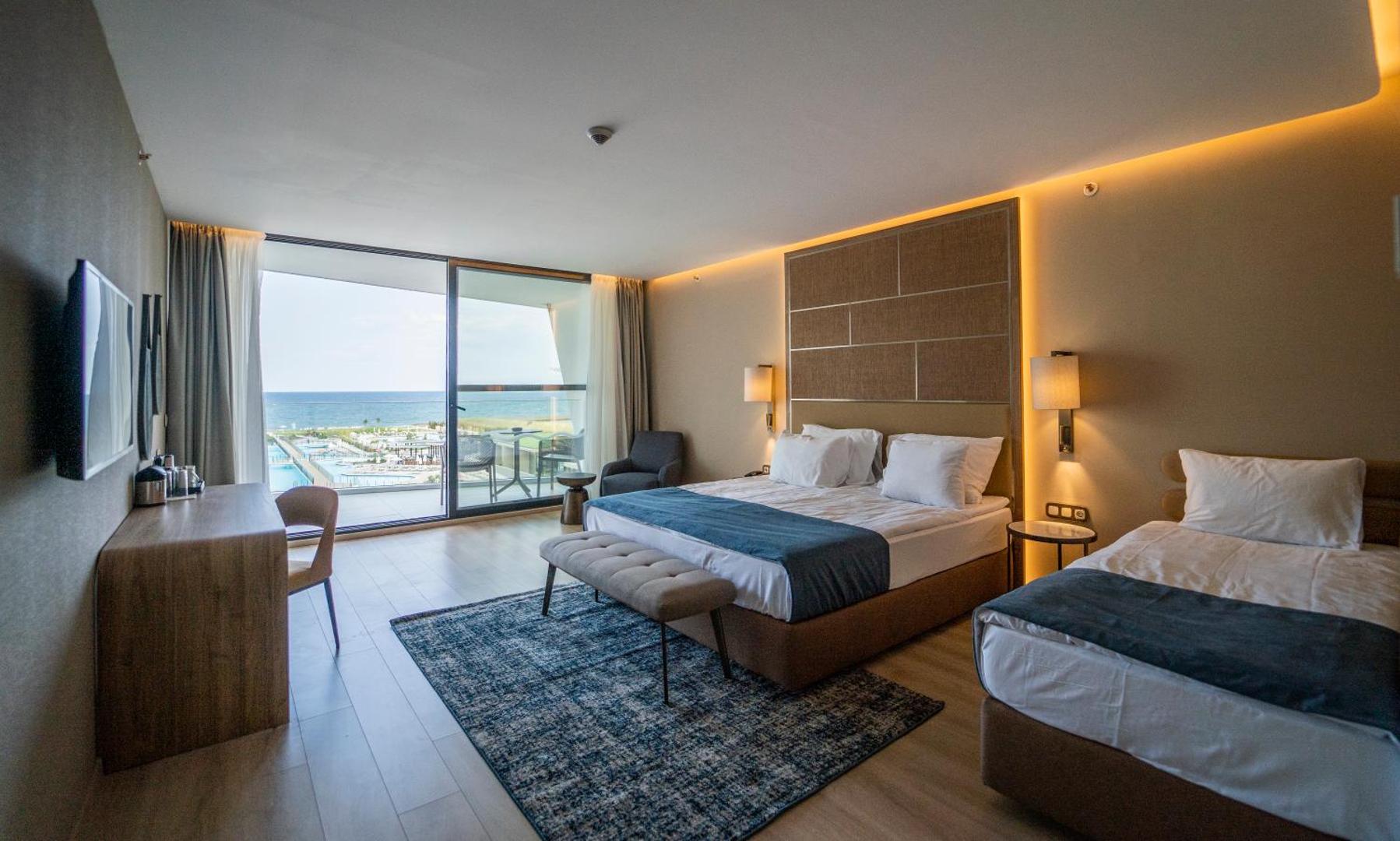 The Wave Resort ģimenes numurs ar balkonu un skatu uz jūru, aprīkots ar divguļamo un vienguļamo gultu