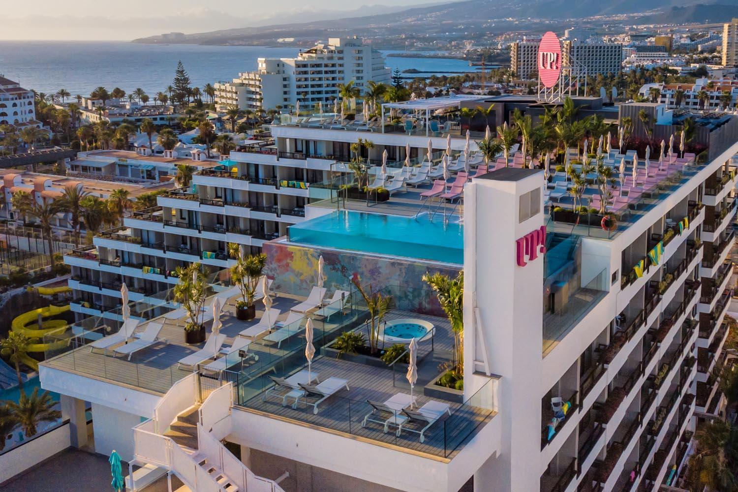 Hotel Bitacora jumta terase UP! ar bezmalas baseinu, džakuzi un sauļošanās krēsliem Tenerifes piekrastē, Playa de las Americas kūrortā.