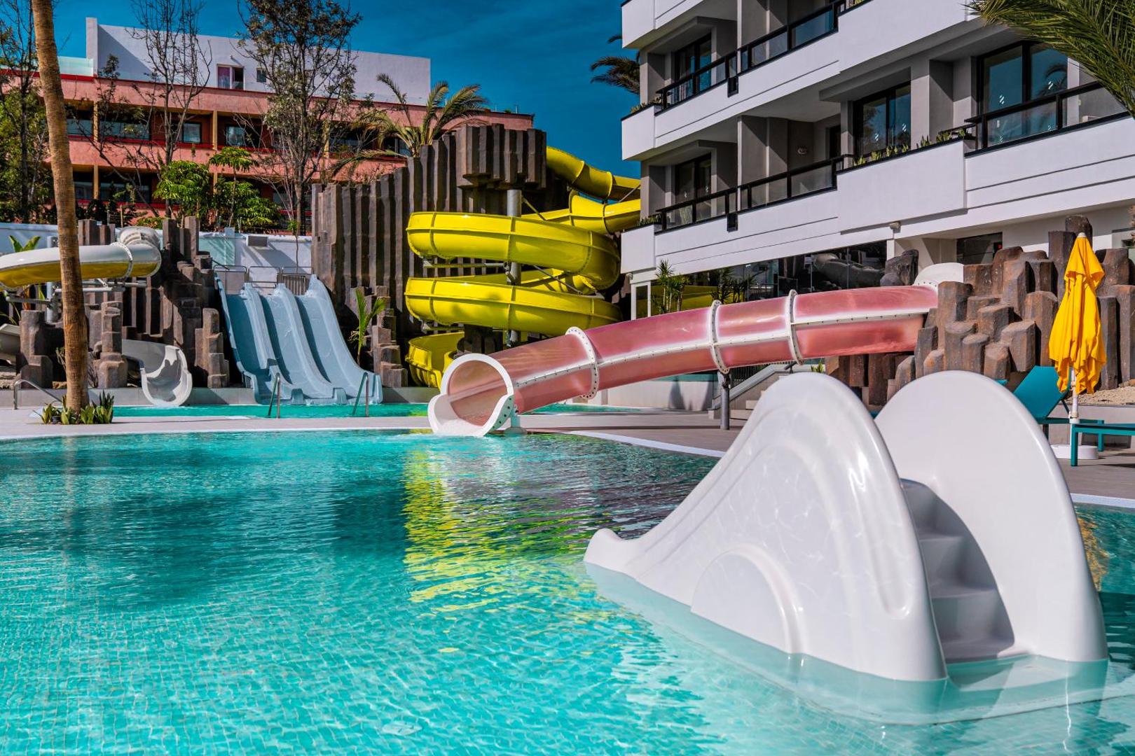 Bitacora viesnīcas akvaparks ar krāsainiem ūdens slidkalniņiem un bērnu baseinu Tenerifē, piemērots ģimenes atpūtai