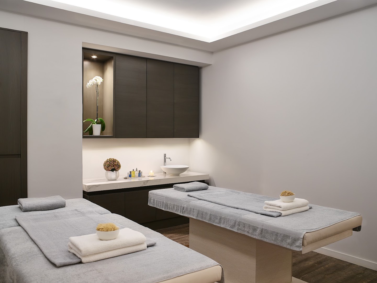 Corfu Imperial Grecotel spa procedūru telpa pāriem ar divām masāžas gultām, modernu dizainu un mierīgu atmosfēru.