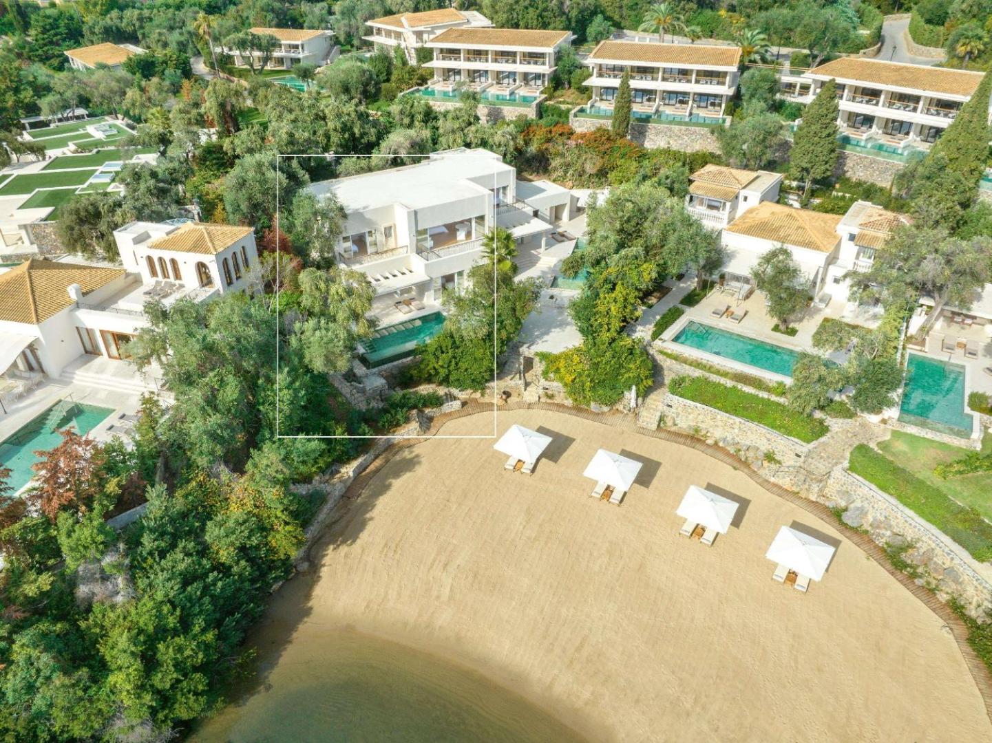 Corfu Imperial Grecotel Exclusive Resort skats no putna lidojuma uz villām, privātajiem baseiniem un smilšu pludmali Korfu salā