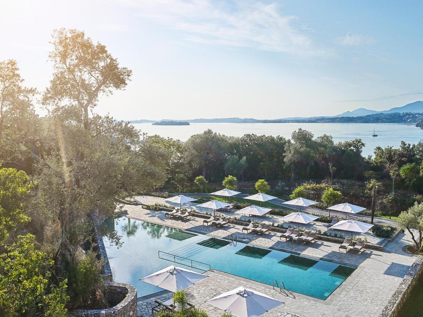Corfu Imperial Grecotel Exclusive Resort galvenais āra baseins ar saulessargiem un skatu uz Jonijas jūru Korfu salā, Grieķijā