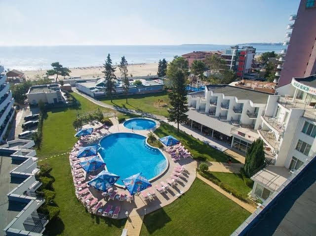 Flamingo Beach Hotel skats no augšas uz āra baseinu kompleksu, sauļošanās zonu un Melnās jūras piekrasti Saulainajā krastā