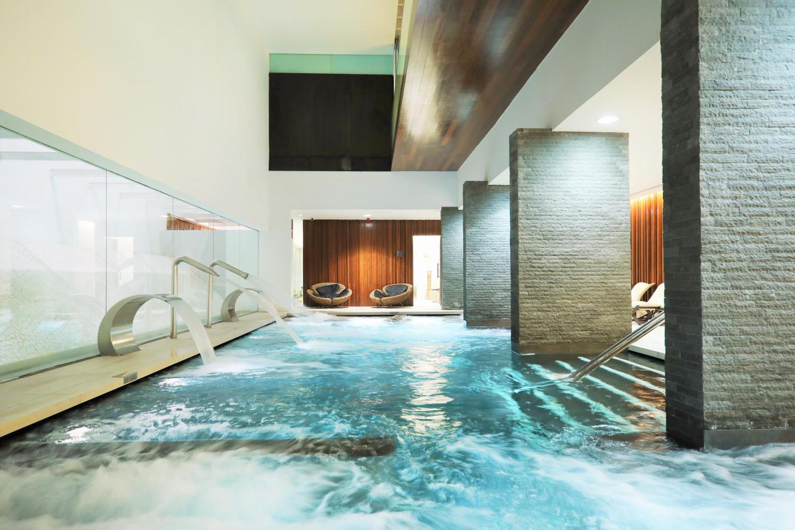 Iberostar Selection Anthelia spa centrs Tenerifē ar iekštelpu baseinu, kura malās uzstādītas ūdens masāžas kaskādes un strūklas relaksācijai
