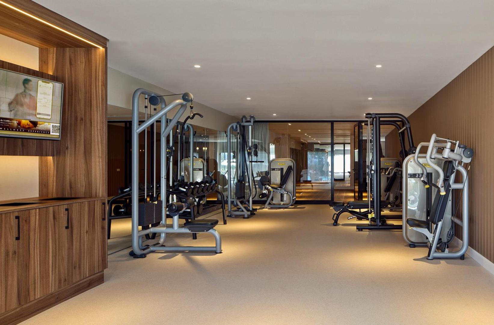 Melia Jardines del Teide mūsdienīgs fitness centrs ar trenažieriem un koka apdares elementiem iekštelpās