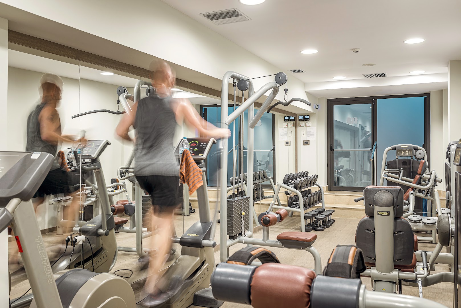 Mitsis Rodos Village mūsdienīgs fitness centrs ar trenažieriem, skrejceliņiem un brīvajiem svariem aktīvai atpūtai Rodā