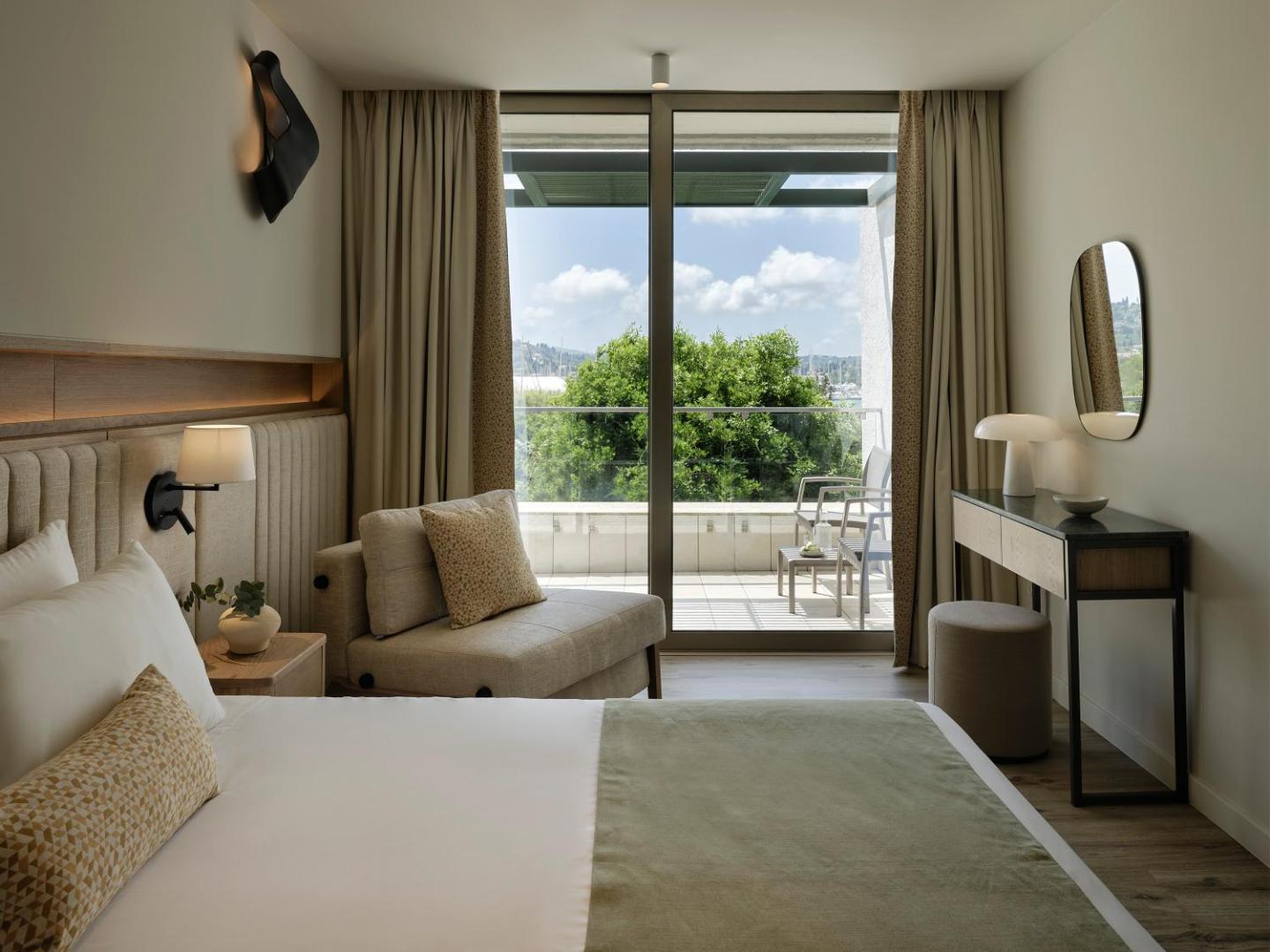 Kontokali Bay Resort & Spa numurs ar balkonu un skatu uz dārzu Korfu — elegants darba galds un mīkstās mēbeles