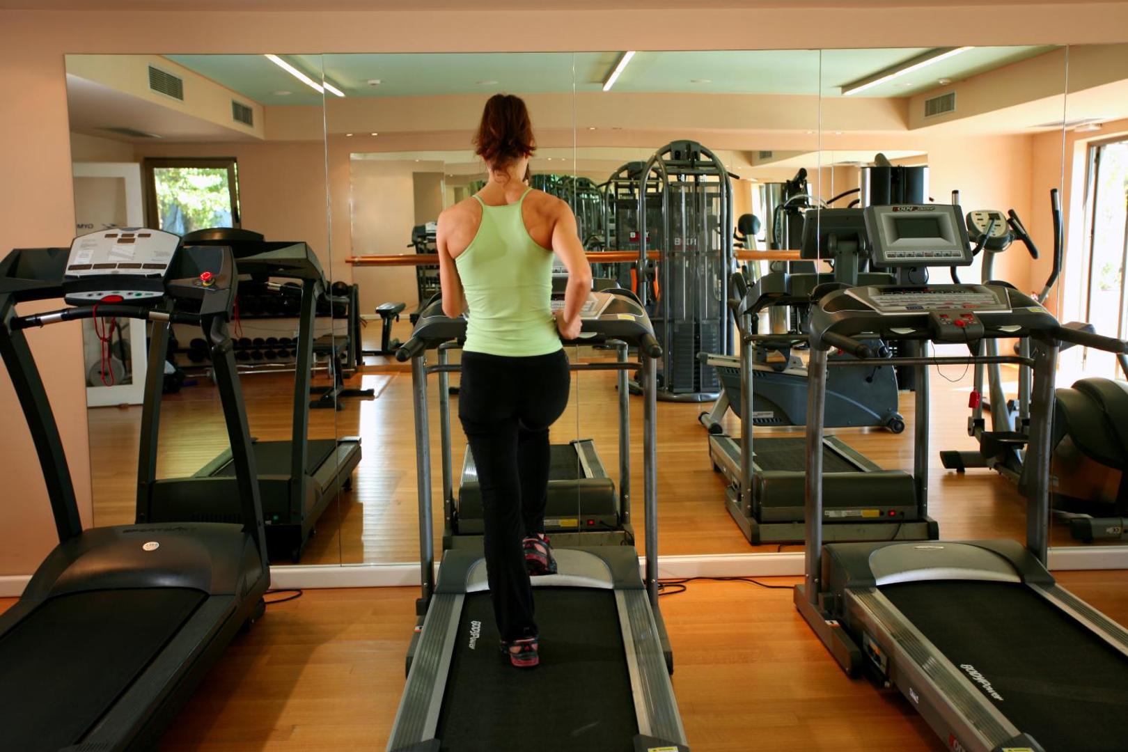 Kontokali Bay Resort & Spa fitness centrs ar moderniem skrejceļiem un spoguļu sienu aktīvai atpūtai ceļojuma laikā