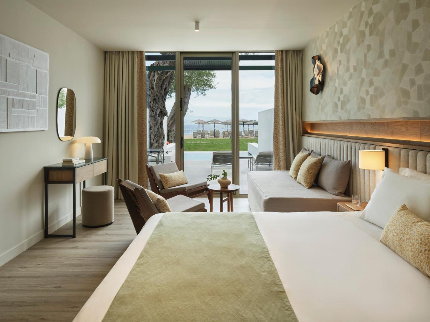 Kontokali Bay Resort & Spa numurs ar tiešu piekļuvi dārzam un pludmalei Korfu — plaša terase un mūsdienīgs dizains