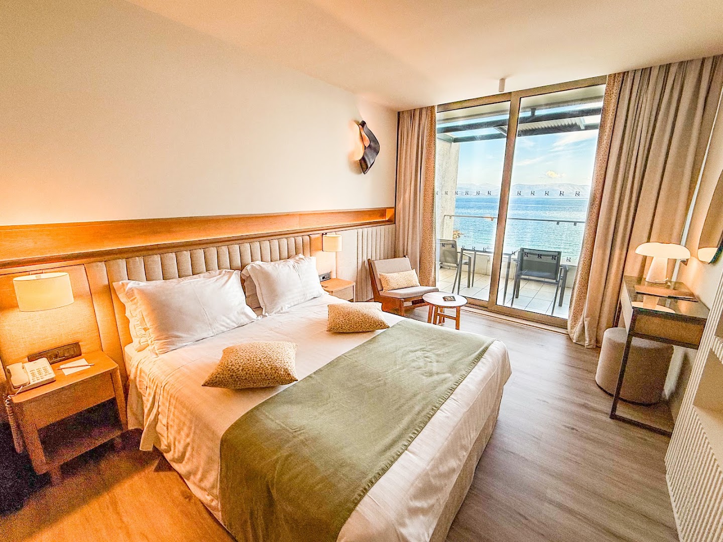 Kontokali Bay Resort & Spa divvietīgs numurs ar balkonu un skatu uz jūru saulrietā — silts apgaismojums un mājīgs interjers