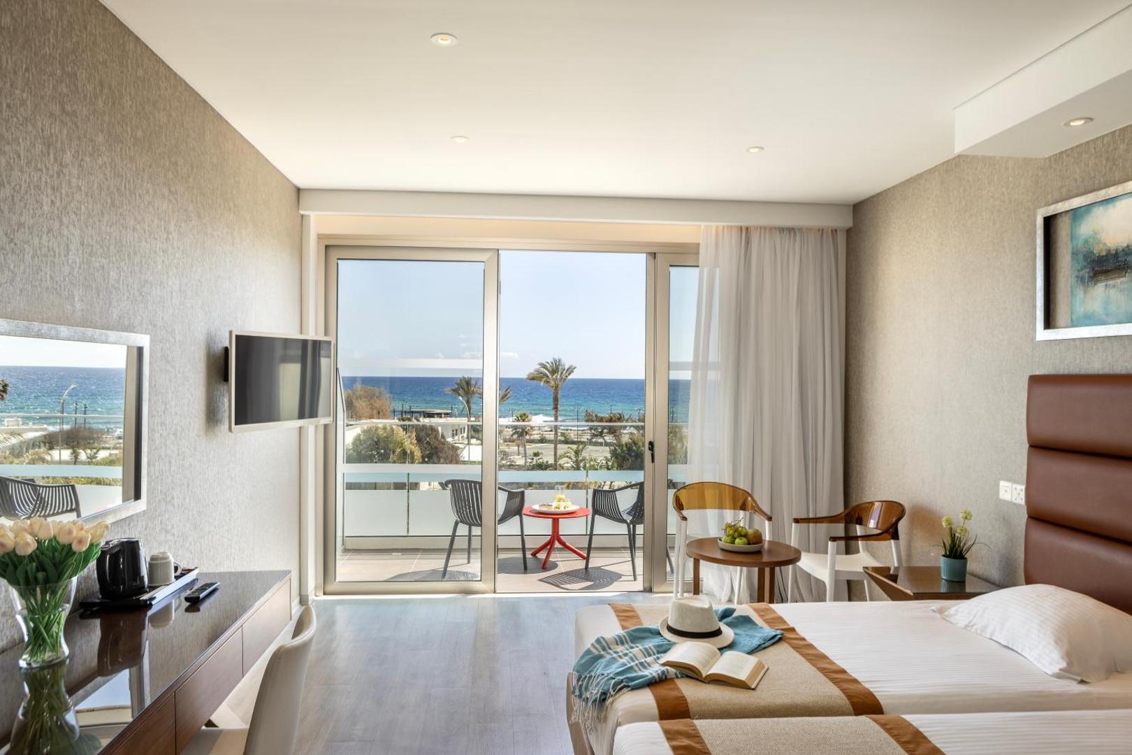 Faros Hotel gaišs numurs ar skatu uz jūru Ajanapā, Kiprā — mēbelēts balkons, divguļamā gulta un atpūtas zona